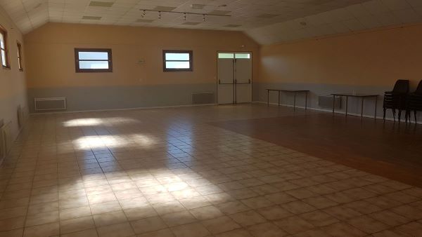 photo
                         prise de l'intérieur de la salle des fêtes de Rizaucourt-
                         Buchey